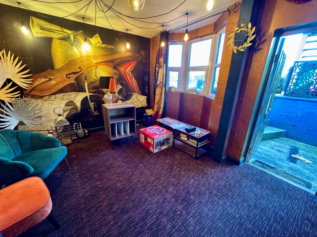 Lot: 53 - ONE-BEDROOM MAISONETTE CLOSE TO AMENITIES - Living room